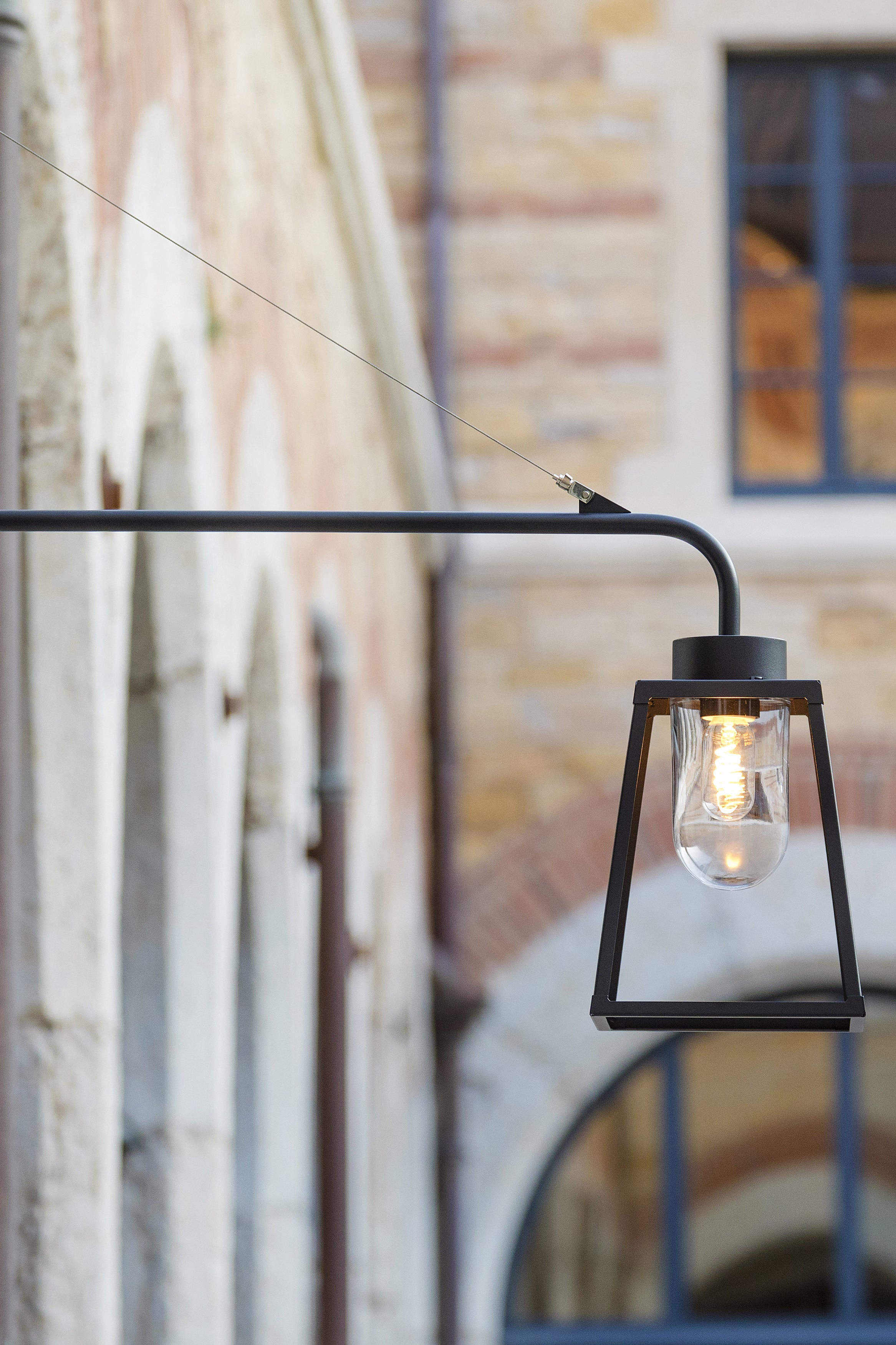 Luminaire mobile Lampiok 1 N°1 opale Laiton vernis teinté 070 131002070