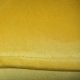 Fauteuil Vienne, velours couleur moutarde avec structure métallique noire et or, H85 cms, 