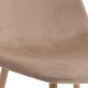 Chaise Zen capitonnée avec un tissu velours sable les pieds sont en métal avec un revêtement aspect bois couleur hêtre
