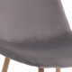 Chaise Zen capitonnée avec un tissu velours gris les pieds sont en métal avec un revêtement aspect bois couleur hêtre