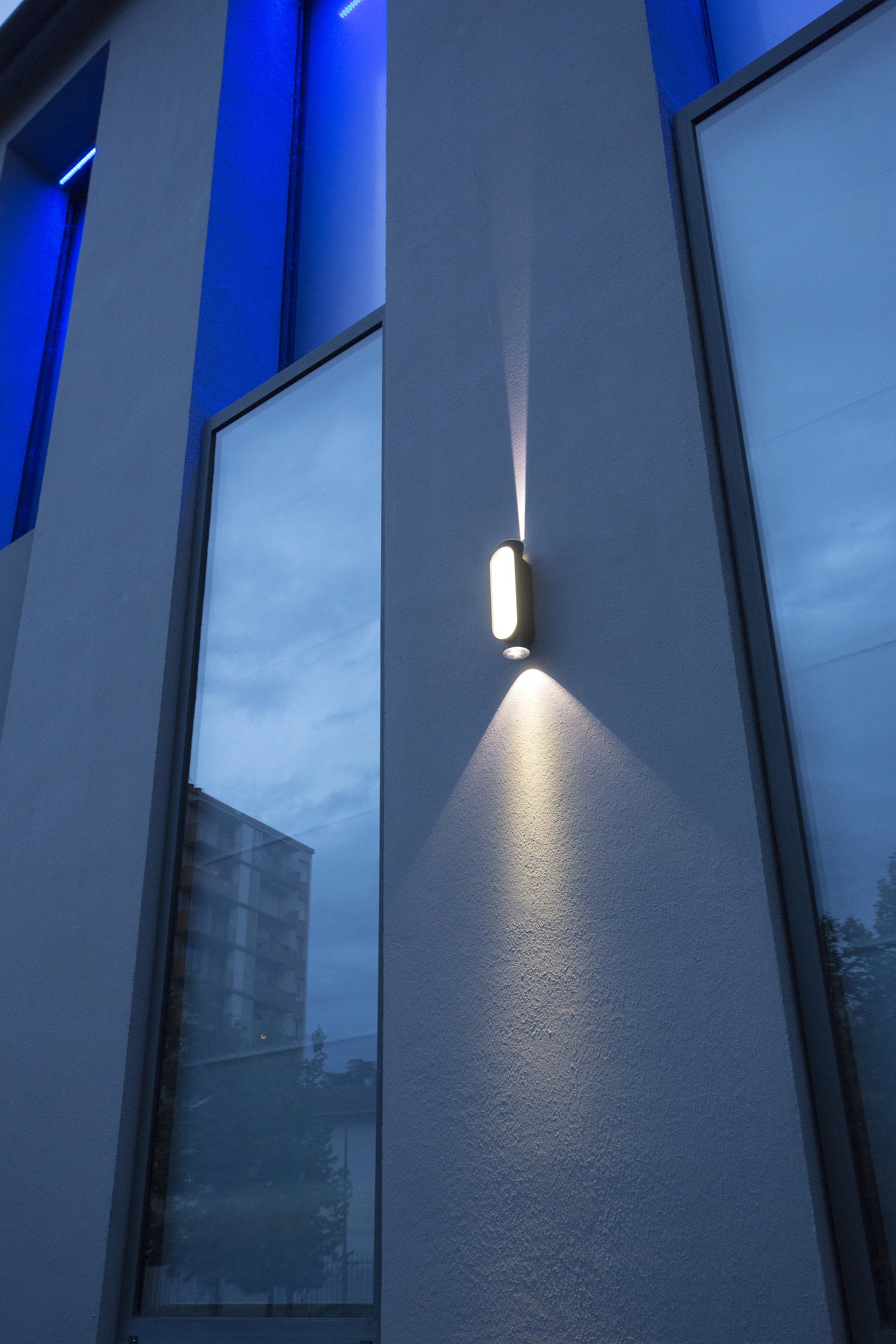 Applique Ibuk N°1 3000°k 40-40 Façade PC noir Bleu 111 126006111